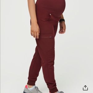 Figs Maternity Scrub Jogger pants in Maroon